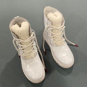 White sorel short boot with Sherpa 7.5